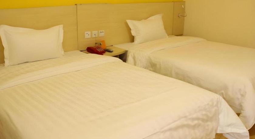 7 Days Inn Chengdu Sichuan University South Railway Station Bagian luar foto