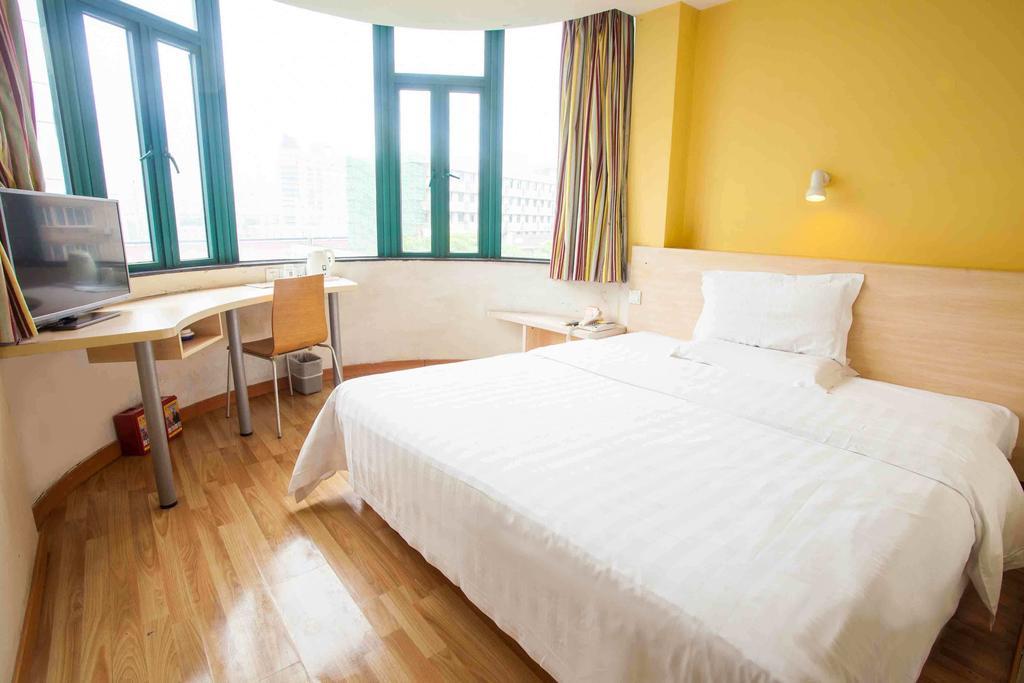 7 Days Inn Chengdu Sichuan University South Railway Station Bagian luar foto